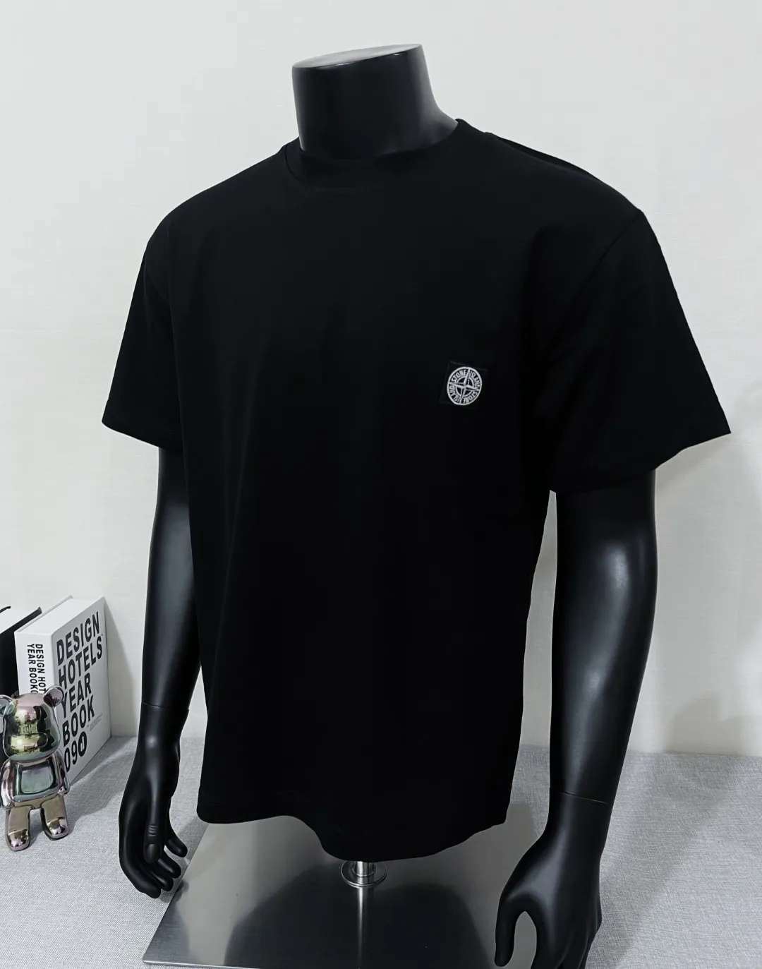P140 Stone Island/Stone Island classic official website is on sale; small logo embroidery and pressed round neck short-sleeved T-shirt, strictly control the size of the logo, neat and clear letters, and the details are consistent with the original version; the original 240g double yarn 100% cotton fabric is selected; the upper body is simple, beautiful and very durable, with three-needle stitching and high-standard workmanship, with complete three-label details, high-temperature washing, soft fabric, better breathability, no shrinkage or deformation after washing, versatile style Match as you like, European size version, colors: black, dark gray, lilac gray, white; sizes XS-L, (L can wear up to 200 pounds)